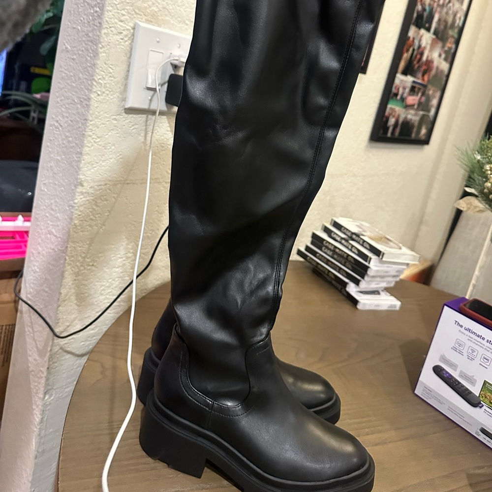Ladies black color tall boots (8)